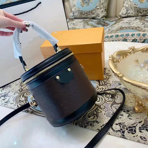 2021 makeup women bucket drawstring bags plain metallic letter diamond lattice vintage lady fashion handbags
2021 makeup women bucket drawstring bags plain metallic letter diamond lattice vintage lady fashion handbags
