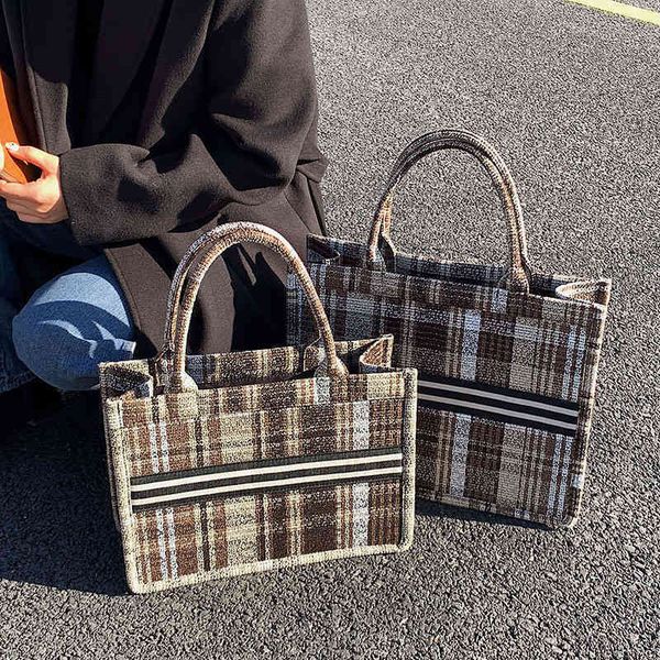 2022 factory wholesale fashion large capacity portable striped women's bag simple hand to work in autumn and winter
2022 factory wholesale fashion large capacity portable striped women's bag simple hand to work in autumn and winter