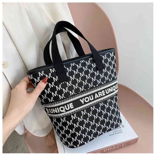 cosmetic bags handbags fog flower fan embroidery thread portable women's hand carrying mommy work lunch snack
cosmetic bags handbags fog flower fan embroidery thread portable women's hand carrying mommy work lunch snack