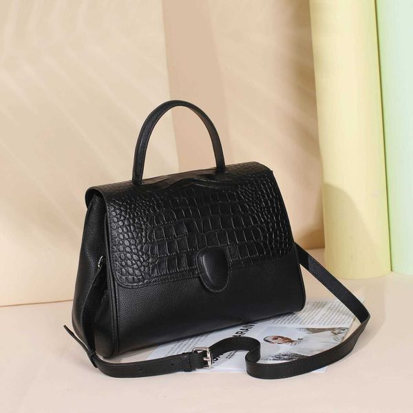 luxury handbags fashion simple fashion princs 2021 msenger hand head single shoulder leather women's bag 6138
luxury handbags fashion simple fashion princs 2021 msenger hand head single shoulder leather women's bag 6138