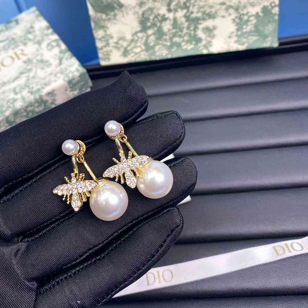 design jewelry 2021 new star same d-home full diamond bee pearl anti allergy fashion earrings female, Golden
design jewelry 2021 new star same d-home full diamond bee pearl anti allergy fashion earrings female, Golden