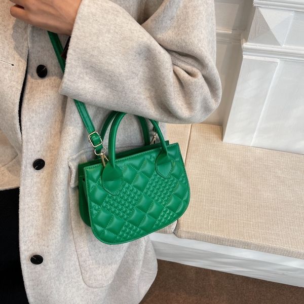 autumn and winter all-match lingge retro niche diagonal cross texture large capacity tote handbag woman 220302
autumn and winter all-match lingge retro niche diagonal cross texture large capacity tote handbag woman 220302