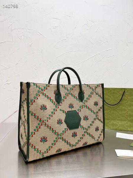 2021 new pattern designer single shoulder bag women's canvas bag graffiti painting combined with classic printing
2021 new pattern designer single shoulder bag women's canvas bag graffiti painting combined with classic printing