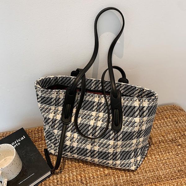 evening bags large-capacity handbags luxury ladies 2021 trendy fashion one-shoulder big bag lattice commuter portable tote 
evening bags large-capacity handbags luxury ladies 2021 trendy fashion one-shoulder big bag lattice commuter portable tote