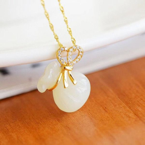 chains silver inlaid natural hetian white chalcedony purse pendant necklace chinese style antique craft gold charm women's jewelry
chains silver inlaid natural hetian white chalcedony purse pendant necklace chinese style antique craft gold charm women's jewelry