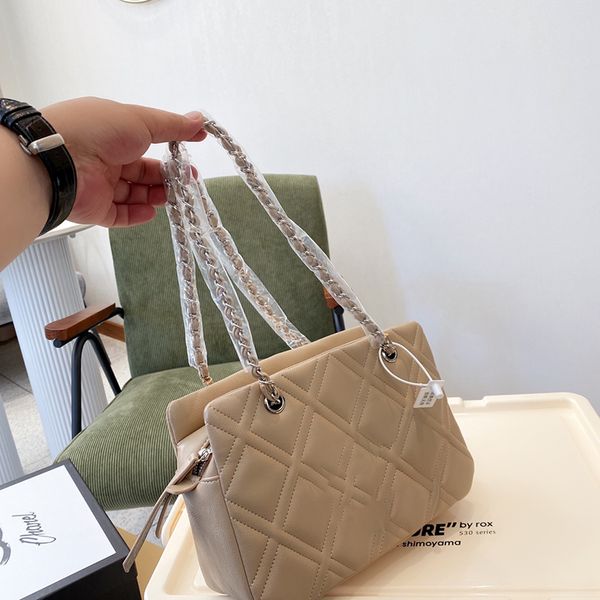 2022 luxury c style classic diamond plaid single shoulder ladies bag large capacity outdoor leisure sacoche leather chain wallet
2022 luxury c style classic diamond plaid single shoulder ladies bag large capacity outdoor leisure sacoche leather chain wallet