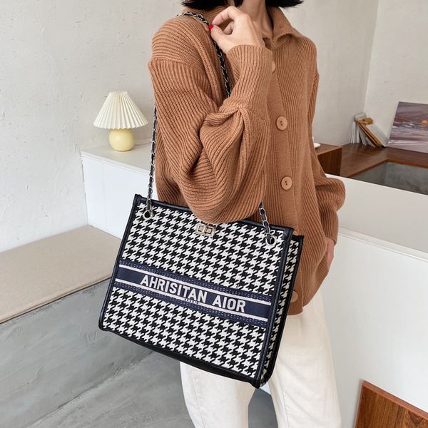 single shoulder bag women's large capacity winter new fashion messenger bag hand versatile tote handbags premium
single shoulder bag women's large capacity winter new fashion messenger bag hand versatile tote handbags premium