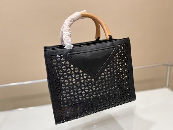 2022 brand luxury summer vacation new hollow tote full bovine material with wrist beech wood large capacity size 30*24cm
2022 brand luxury summer vacation new hollow tote full bovine material with wrist beech wood large capacity size 30*24cm