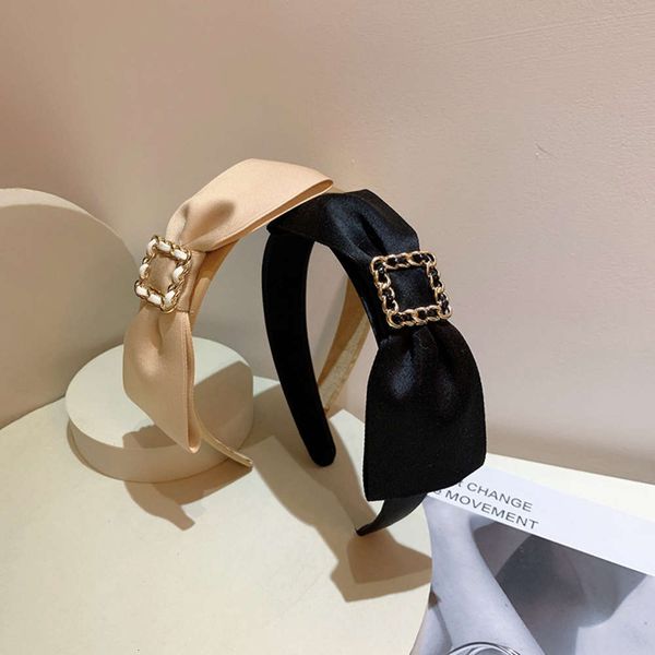 fashion hoop simple elegant atmosphere buckle unilateral compression wide style, Black;brown
fashion hoop simple elegant atmosphere buckle unilateral compression wide style, Black;brown