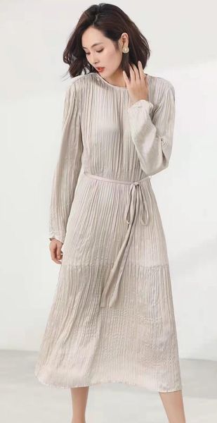 casual dresses runway dress 2021 autumn party women o-neck belt deco long sleeve mid-calf length pleated vestido, Black;gray
casual dresses runway dress 2021 autumn party women o-neck belt deco long sleeve mid-calf length pleated vestido, Black;gray