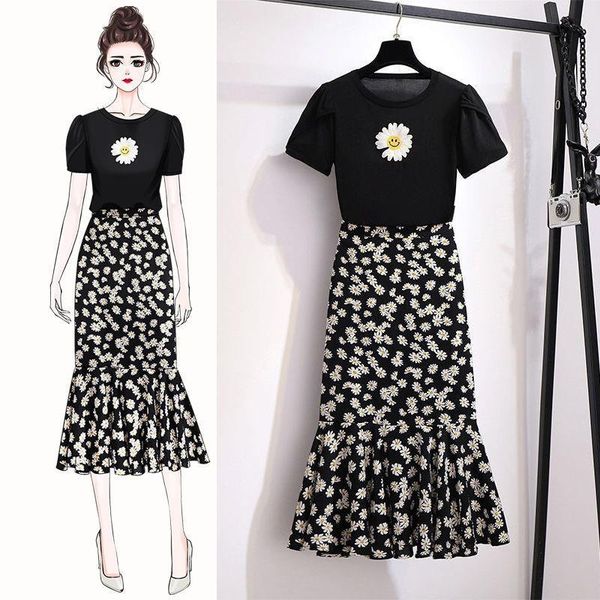 plus size summer two women tracksuits piece sets daisy floral embroidery cotton t shirt high waist pleated print long skirt, Gray
plus size summer two women tracksuits piece sets daisy floral embroidery cotton t shirt high waist pleated print long skirt, Gray