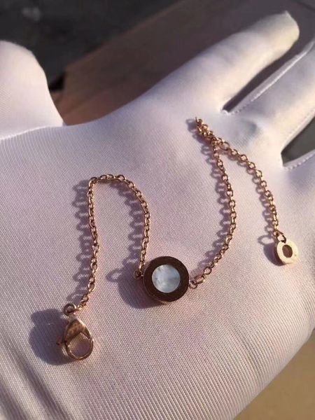 fashion ladies charm bracelet with agate jewelry high-end wholesale original box, Golden;silver
fashion ladies charm bracelet with agate jewelry high-end wholesale original box, Golden;silver