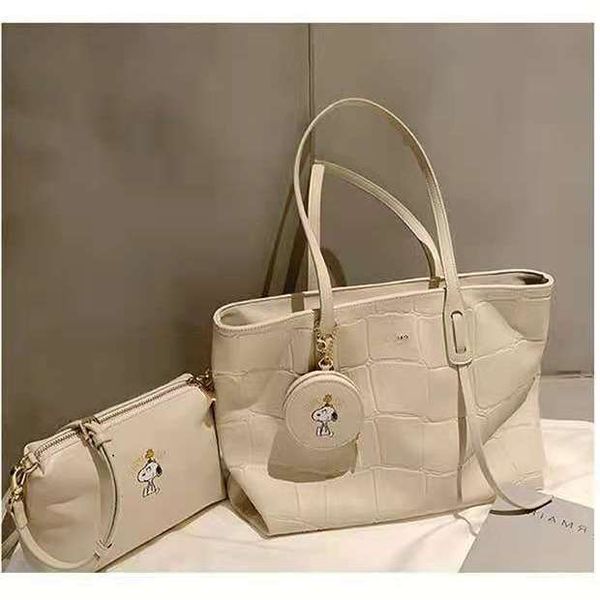 snoopy joint brand white portable tote women's summer 2021 new fashion shoulder bag large capacity
snoopy joint brand white portable tote women's summer 2021 new fashion shoulder bag large capacity
