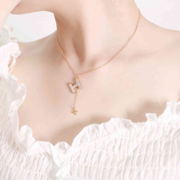 2021 new jewelry decorated titanium steel letter fritillaria diamond splicing tassel small pendant necklace temperament ol match with clavic, Silver
2021 new jewelry decorated titanium steel letter fritillaria diamond splicing tassel small pendant necklace temperament ol match with clavic, Silver