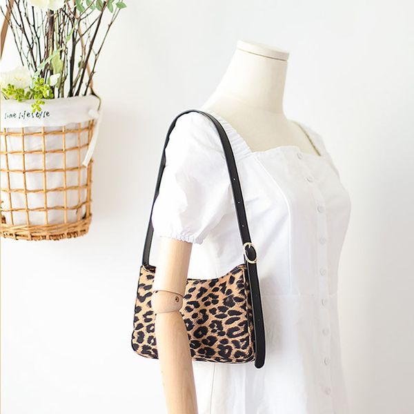 women small shoulder bag vintage women bag zipper messenger pack mediaeval style bolsa feminina female retro totes bag k726
women small shoulder bag vintage women bag zipper messenger pack mediaeval style bolsa feminina female retro totes bag k726
