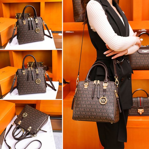 2021 spring and summer versatile messenger women's atmosphere large capacity handbag fashion shoulder bag
2021 spring and summer versatile messenger women's atmosphere large capacity handbag fashion shoulder bag