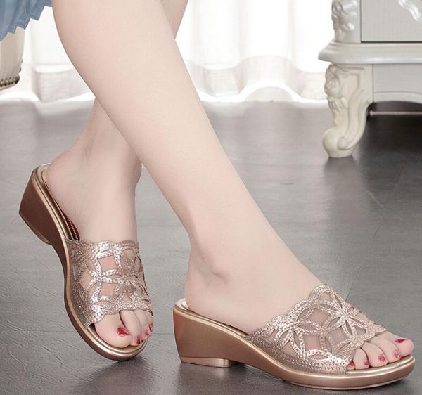 middle-aged mother slippers women wear non-slip slope heel flat large size sandals outside in summer of 2021, Black
middle-aged mother slippers women wear non-slip slope heel flat large size sandals outside in summer of 2021, Black