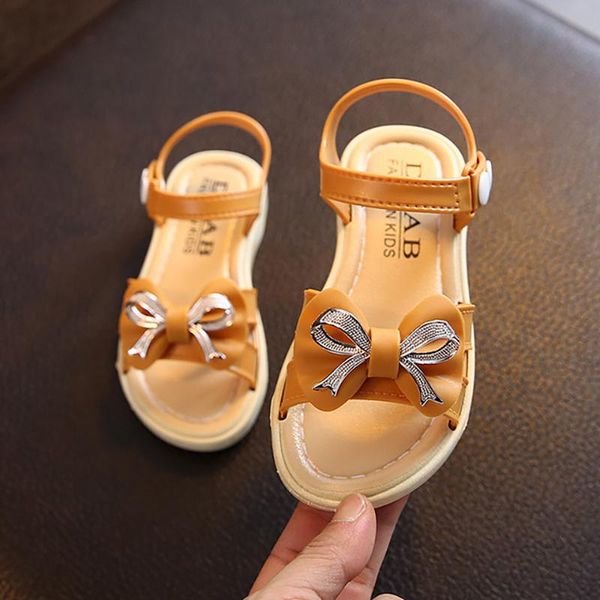 sandals 2021 summer girls for 8 years old children's fashion soft bottom princess shoes shiny bow little girl, Black;red
sandals 2021 summer girls for 8 years old children's fashion soft bottom princess shoes shiny bow little girl, Black;red