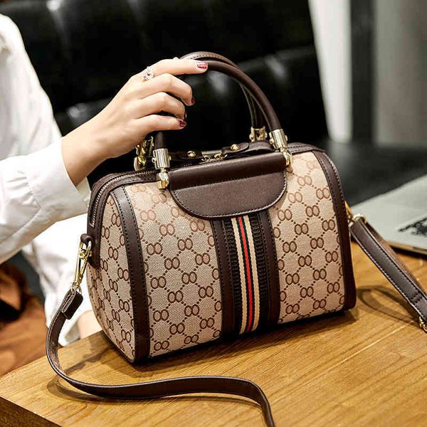 2022 factory wholesale new model boston women's single shoulder bag diagonal leather canvas bags
2022 factory wholesale new model boston women's single shoulder bag diagonal leather canvas bags