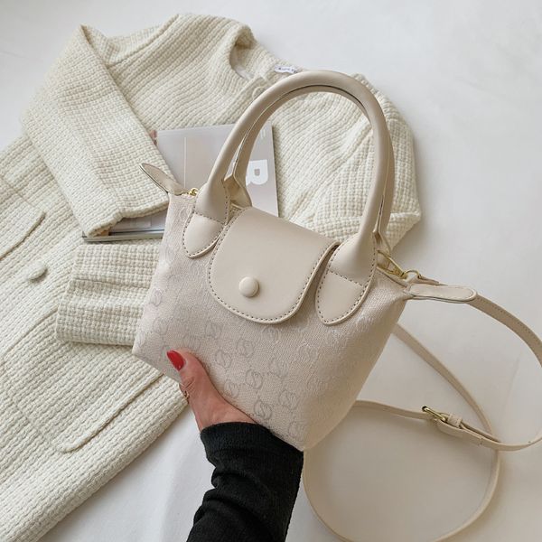 70% factory store portable 2021 autumn single shoulder korean version foreign letter printing trend diagonal bag
70% factory store portable 2021 autumn single shoulder korean version foreign letter printing trend diagonal bag