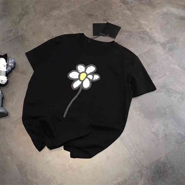 2022 factory wholesale new high version summer couple daisy front and back foam printing short sleeve loose casual women's solid color, White
2022 factory wholesale new high version summer couple daisy front and back foam printing short sleeve loose casual women's solid color, White