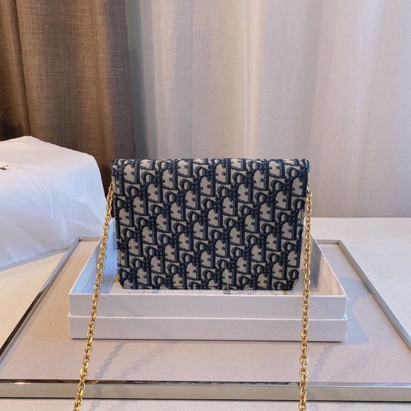 2021 new saddle canvas embroidery chain messenger bag small square card retro women's bagtrfz
2021 new saddle canvas embroidery chain messenger bag small square card retro women's bagtrfz