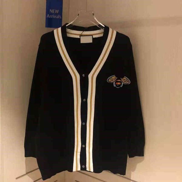2022 factory wholesale new high version autumn fashion little bee simple leisure college style age reducing comfortable couple cardigan, White
2022 factory wholesale new high version autumn fashion little bee simple leisure college style age reducing comfortable couple cardigan, White