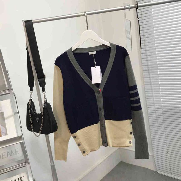 2022 factory wholesale new + autumn color blocked sleeve knitted cardigan women's v-neck elastic coat with college style four bar sweat, White;black
2022 factory wholesale new + autumn color blocked sleeve knitted cardigan women's v-neck elastic coat with college style four bar sweat, White;black