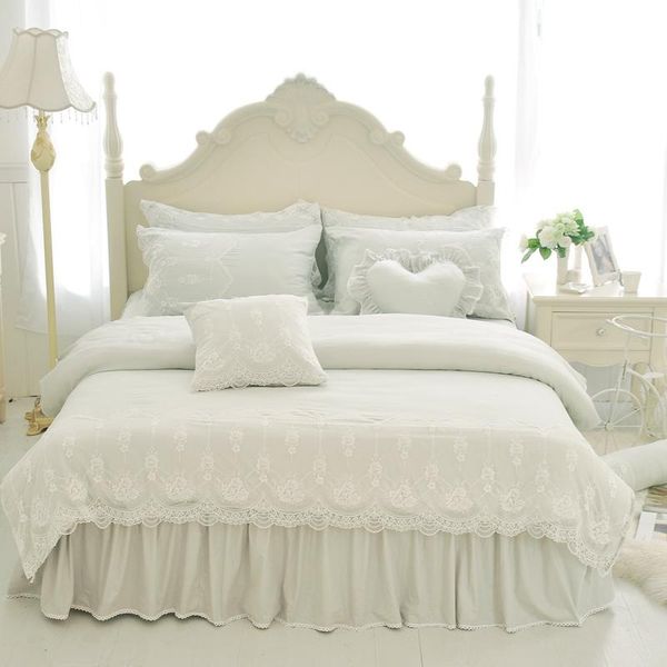 bedding sets 4/7pcs princess style luxury king size duvet cover set bed skirt pillowcase silk+cotton+lace bedclothes
bedding sets 4/7pcs princess style luxury king size duvet cover set bed skirt pillowcase silk+cotton+lace bedclothes