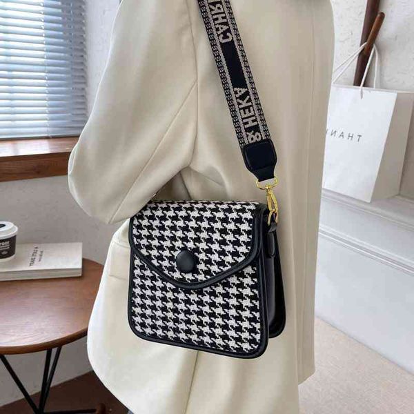 2022 factory outlet this year's popular qianniao lattice female autumn and winter new fashion broadband messenger bag, versatile small
2022 factory outlet this year's popular qianniao lattice female autumn and winter new fashion broadband messenger bag, versatile small