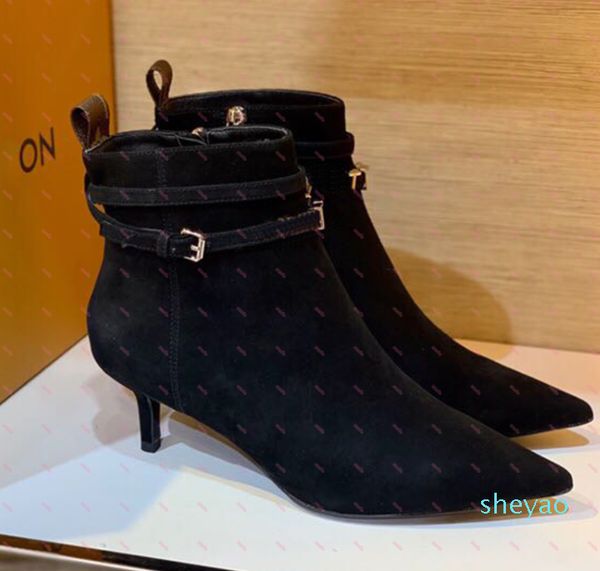 luxury designer boots ladies autumn and winter new black runway show thick bottom pointed ankle high heel boot classic fashion brand 4615
luxury designer boots ladies autumn and winter new black runway show thick bottom pointed ankle high heel boot classic fashion brand 4615