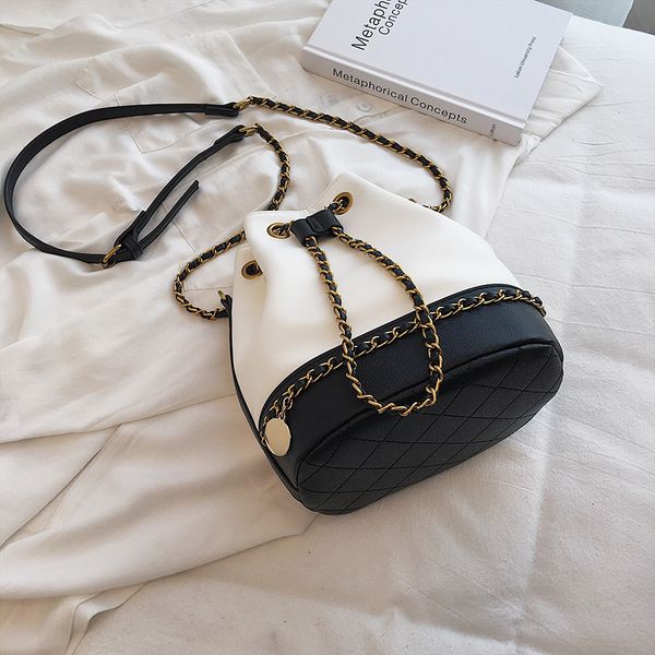 2021 new arrival lady style one shoulder bag women handle chains casual pu material metal decorate high-capacity string bag
2021 new arrival lady style one shoulder bag women handle chains casual pu material metal decorate high-capacity string bag