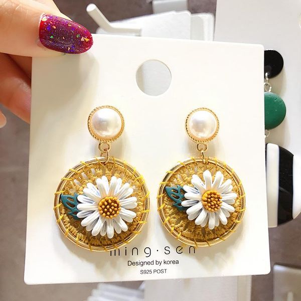 dangle & chandelier 2021 hand-woven daisy flowers round pendant earrings cute small fresh white pearl women's girls pendientes, Silver
dangle & chandelier 2021 hand-woven daisy flowers round pendant earrings cute small fresh white pearl women's girls pendientes, Silver