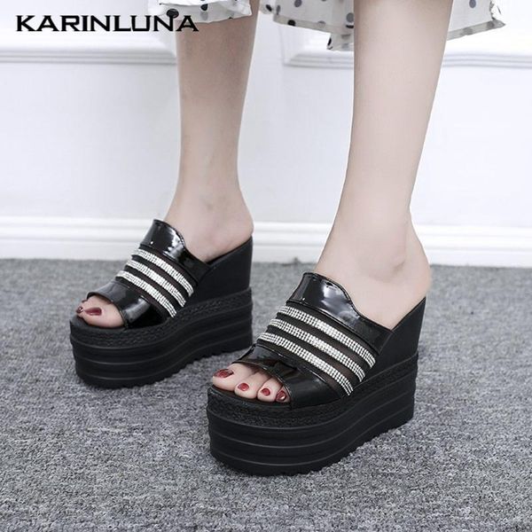 slippers karin 2021 dropship women slides high wedges peep toe platform crystal summer outside, Black
slippers karin 2021 dropship women slides high wedges peep toe platform crystal summer outside, Black