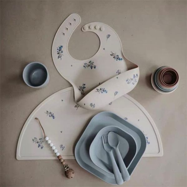 silicone baby feeding set children tableware placemat food grade heat insulation child feed pad waterproof kid mat babi bib 220209
silicone baby feeding set children tableware placemat food grade heat insulation child feed pad waterproof kid mat babi bib 220209