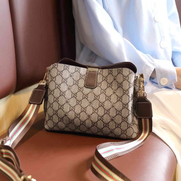 daisy large capacity messenger women's bag printed contrast color leisure atmosphere single shoulder hand designer handbags
daisy large capacity messenger women's bag printed contrast color leisure atmosphere single shoulder hand designer handbags