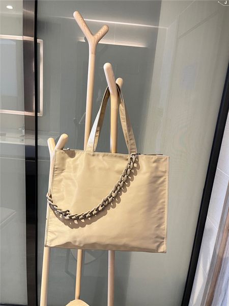 slippery nylon shoulder bag women's large capacity rectangular shopping bags solid polyester chain decoration handbag zipper pocket
slippery nylon shoulder bag women's large capacity rectangular shopping bags solid polyester chain decoration handbag zipper pocket