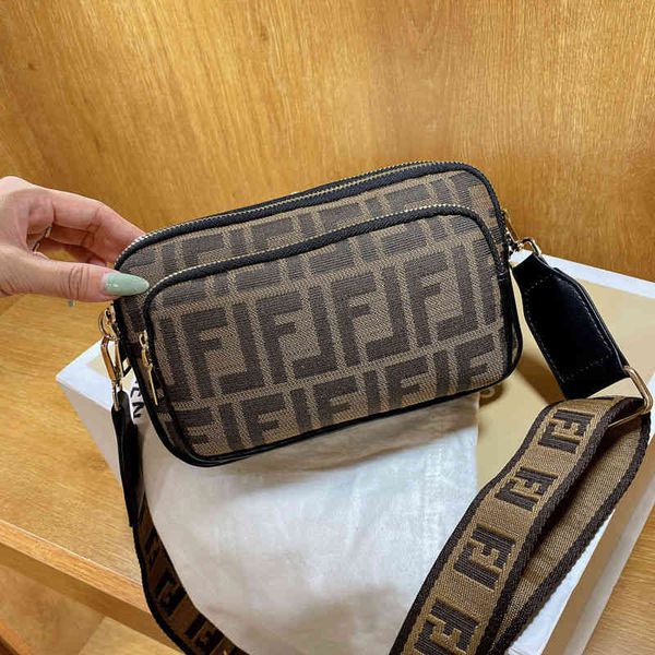 2022 factory wholesale bag women's high-level sense of explosion messenger versatile canvas trendy korean chest square bag small crowd
2022 factory wholesale bag women's high-level sense of explosion messenger versatile canvas trendy korean chest square bag small crowd