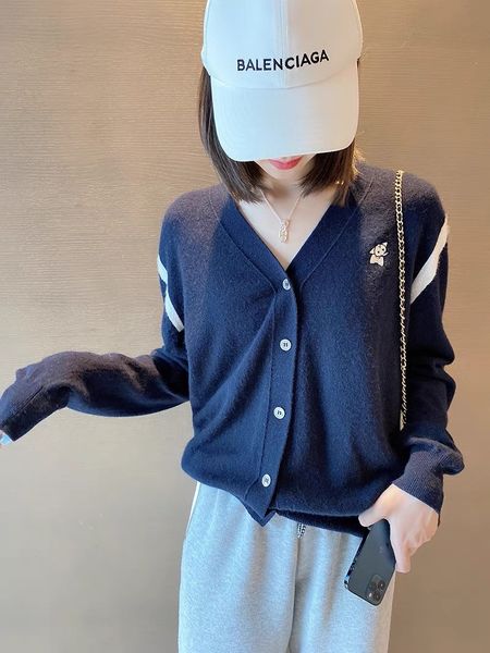 autumn and winter new embroidered little flying elephant cashmere cardigan womens v-ne long sleeve cardigan womens embroider, Black
autumn and winter new embroidered little flying elephant cashmere cardigan womens v-ne long sleeve cardigan womens embroider, Black