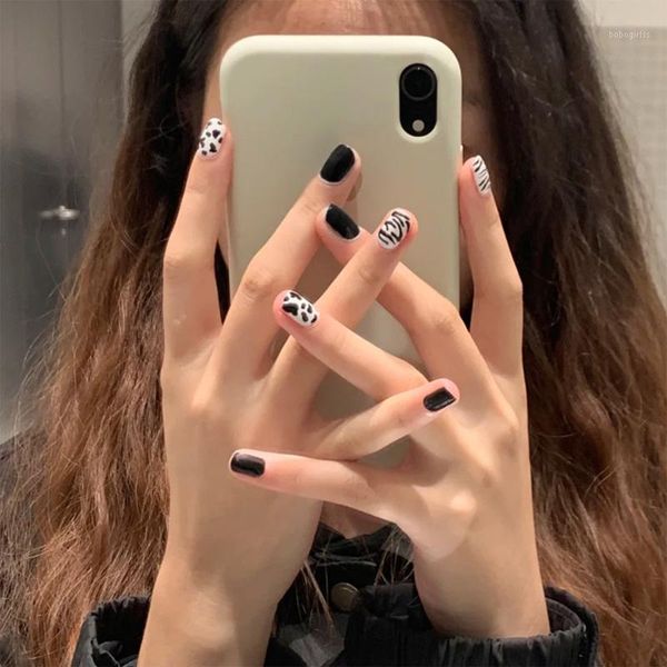24pcs trendy black and white matte short false nails fashion cow leopard round head full cover detachable nail tips1, Red;gold
24pcs trendy black and white matte short false nails fashion cow leopard round head full cover detachable nail tips1, Red;gold