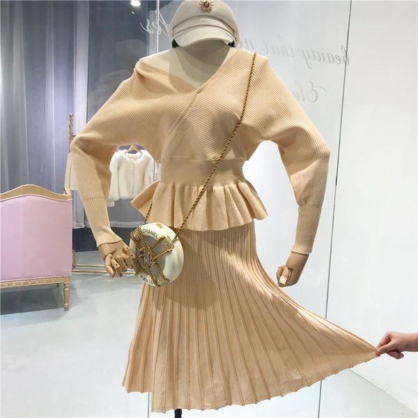 women's two piece pants 2021 autumn long sleeved slim v collar jacket + high waist, thin pleated half skirt, knitted suit girl., White
women's two piece pants 2021 autumn long sleeved slim v collar jacket + high waist, thin pleated half skirt, knitted suit girl., White