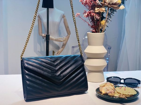 2021 genuine sheepskin leather handbag bags designers luxurys handbags women fashion lady designer messenger bag
2021 genuine sheepskin leather handbag bags designers luxurys handbags women fashion lady designer messenger bag