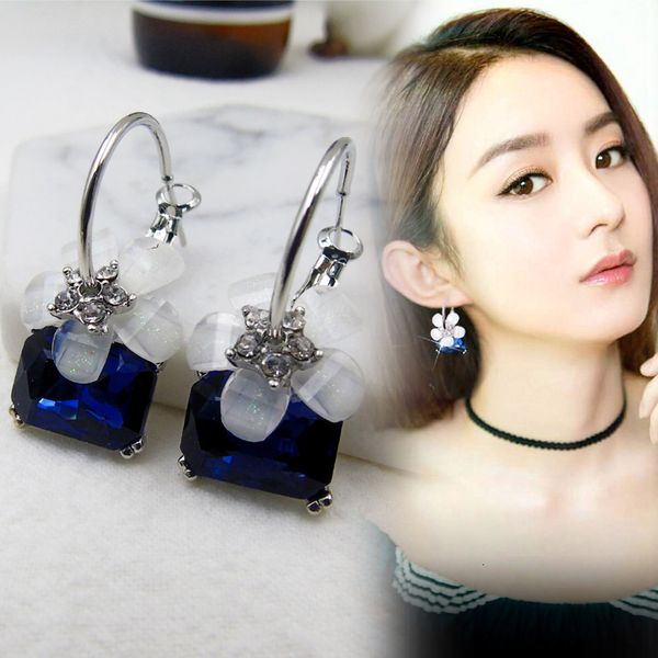 exaggeration, atmosphere, fashion jewelry, crystal, flower earrings, female temperament, earrings, female, Golden
exaggeration, atmosphere, fashion jewelry, crystal, flower earrings, female temperament, earrings, female, Golden