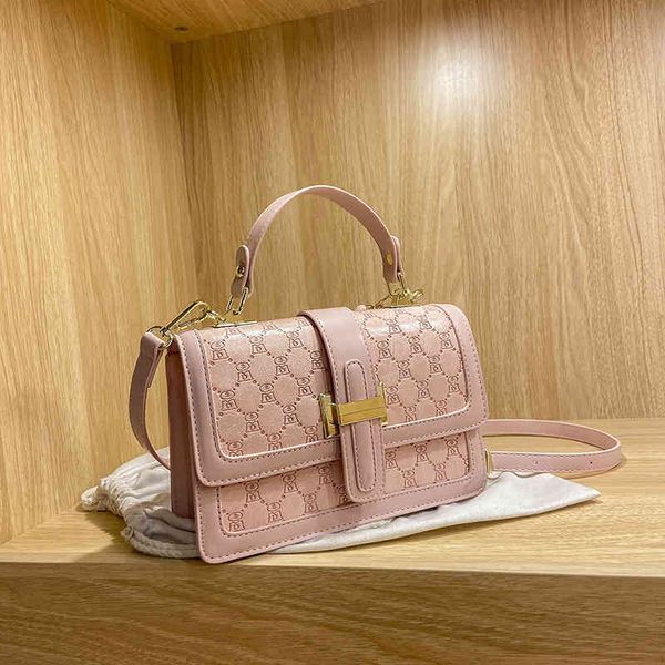 2022 factory wholesale printed messenger women's wide strap portable fashion trend splicing contrast single shoulder bag
2022 factory wholesale printed messenger women's wide strap portable fashion trend splicing contrast single shoulder bag