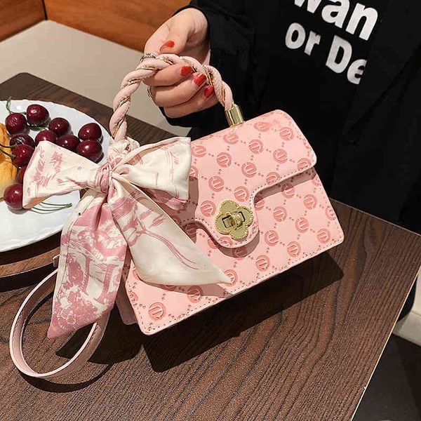 2022 factory wholesale new model this popular women's summer versatile new one shoulder messenger silk scarf portable small square bags, Black;red
2022 factory wholesale new model this popular women's summer versatile new one shoulder messenger silk scarf portable small square bags, Black;red