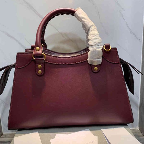 designer bags2021 new plain weave gold nail wine red leather handbag women motorcycle bag tassel large capacity first layer cowhide fashionl
designer bags2021 new plain weave gold nail wine red leather handbag women motorcycle bag tassel large capacity first layer cowhide fashionl