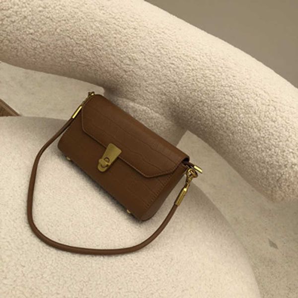 retro fashion alligator french underarm women's lock trend simple versatile one shoulder messenger bag
retro fashion alligator french underarm women's lock trend simple versatile one shoulder messenger bag