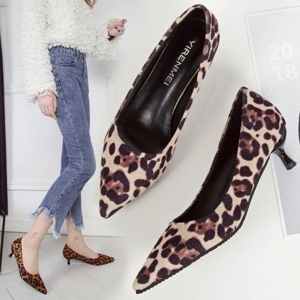 spring and autumn pointed stiletto heels women's black professional cat heel shoes fashion versatile with single dress
spring and autumn pointed stiletto heels women's black professional cat heel shoes fashion versatile with single dress