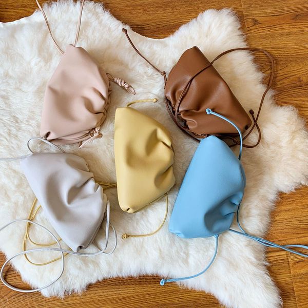 ttega strength hard goods soft waxy calfskin cloud single shoulder messenger dumpling bag small designer handbag wan
ttega strength hard goods soft waxy calfskin cloud single shoulder messenger dumpling bag small designer handbag wan
