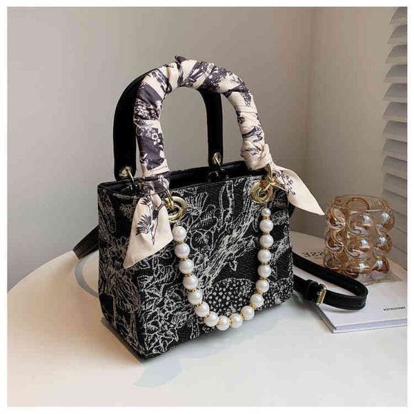new 2021 bag high female sense foreign style pearl hand fashion ins diana silk towel messenger
new 2021 bag high female sense foreign style pearl hand fashion ins diana silk towel messenger